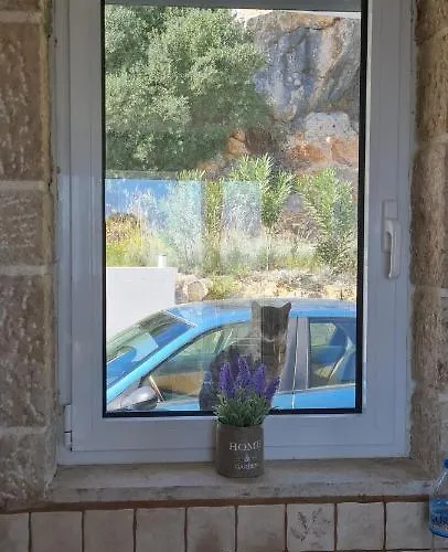 πέτρα, ελιά και λεβάντα *