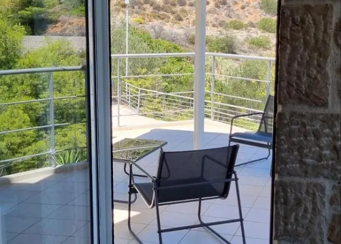 πέτρα, ελιά και λεβάντα טולון